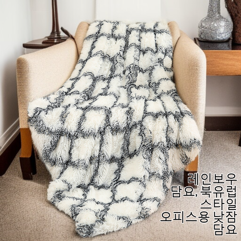 소파에서 편안하게 쉴 수 있는 게으른 사람 담요