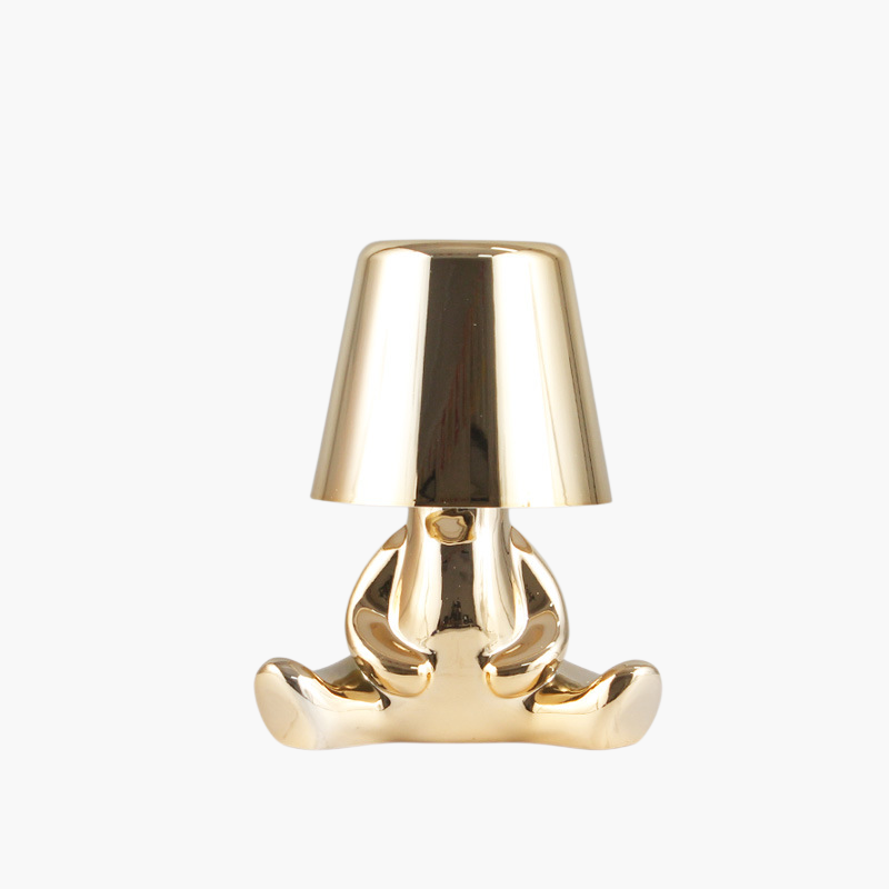 小さな金色の男は夜の光について考えています