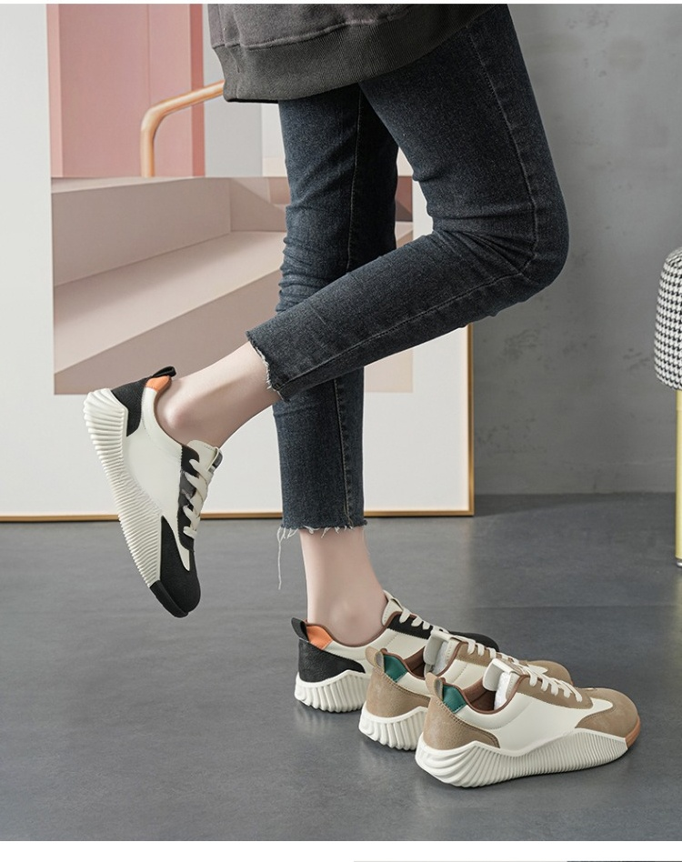 人気カラーの厚底スニーカー 展示写真