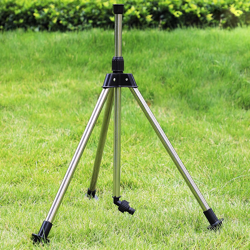 360度散水ノズルで均一に水やりする庭