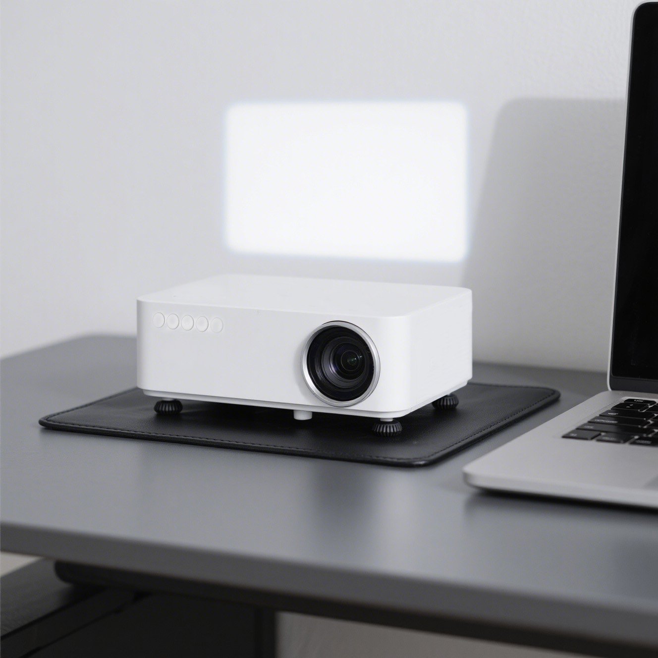 Proiector compact cu telecomandă