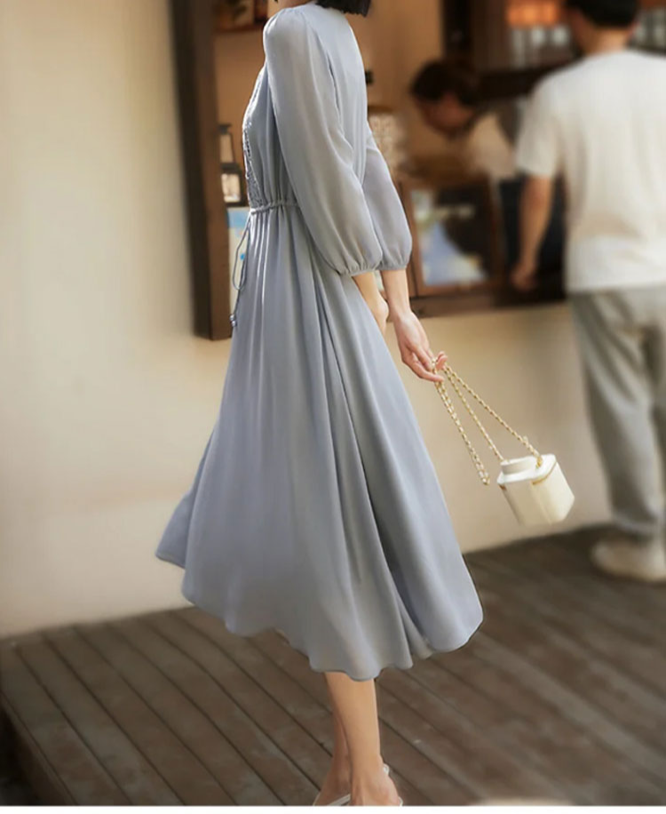 美しい刺繍模様のシルクワンピース