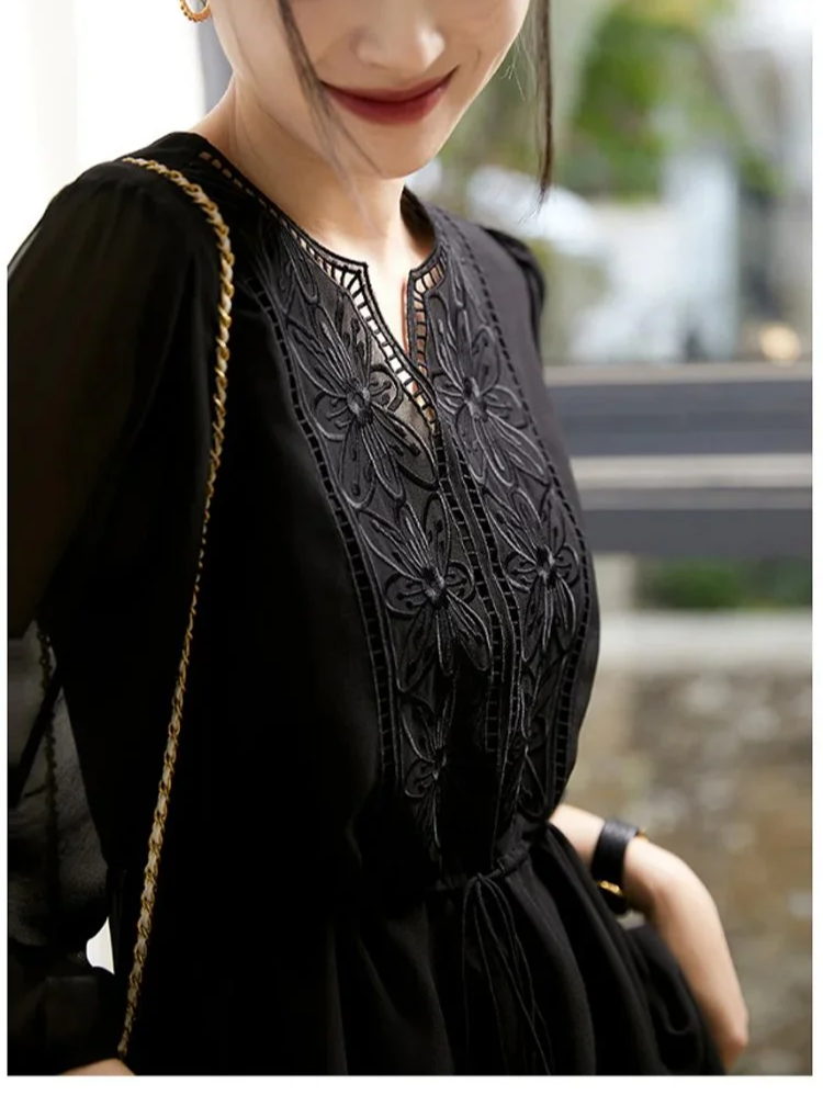 섬세한 자수 장식이 있는 원피스 클로즈업