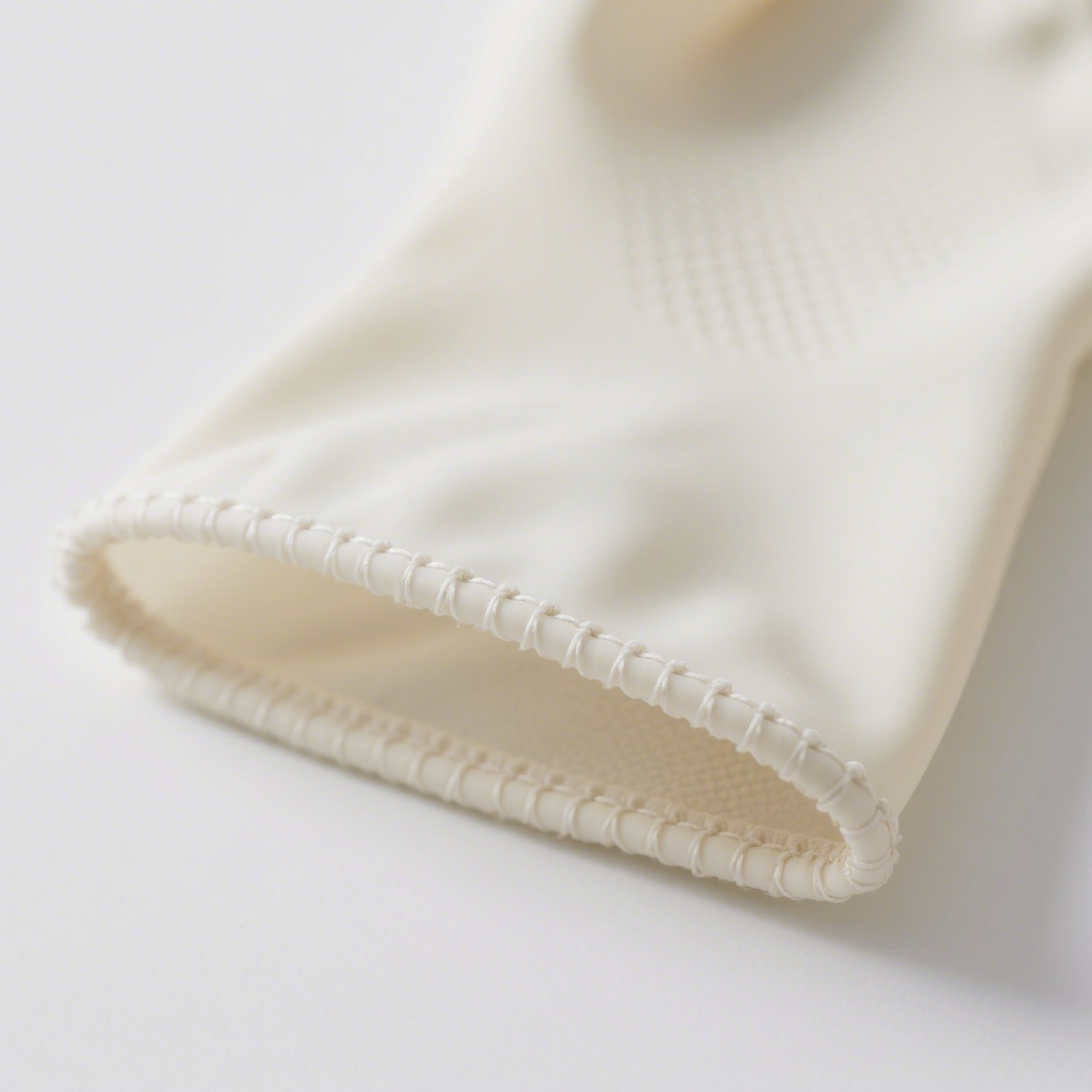 ラテックスゴム製キッチン手袋の防水性を示す写真