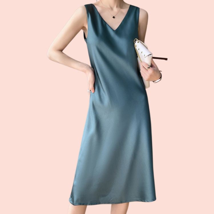 サテンのキャミソールドレス