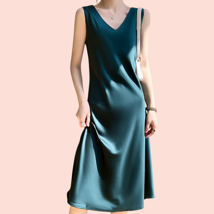 サテンのキャミソールドレス