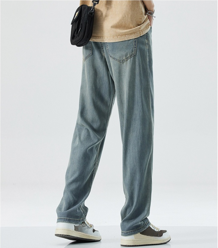 カジュアルコーデに合わせたテンセルクールデニムパンツ