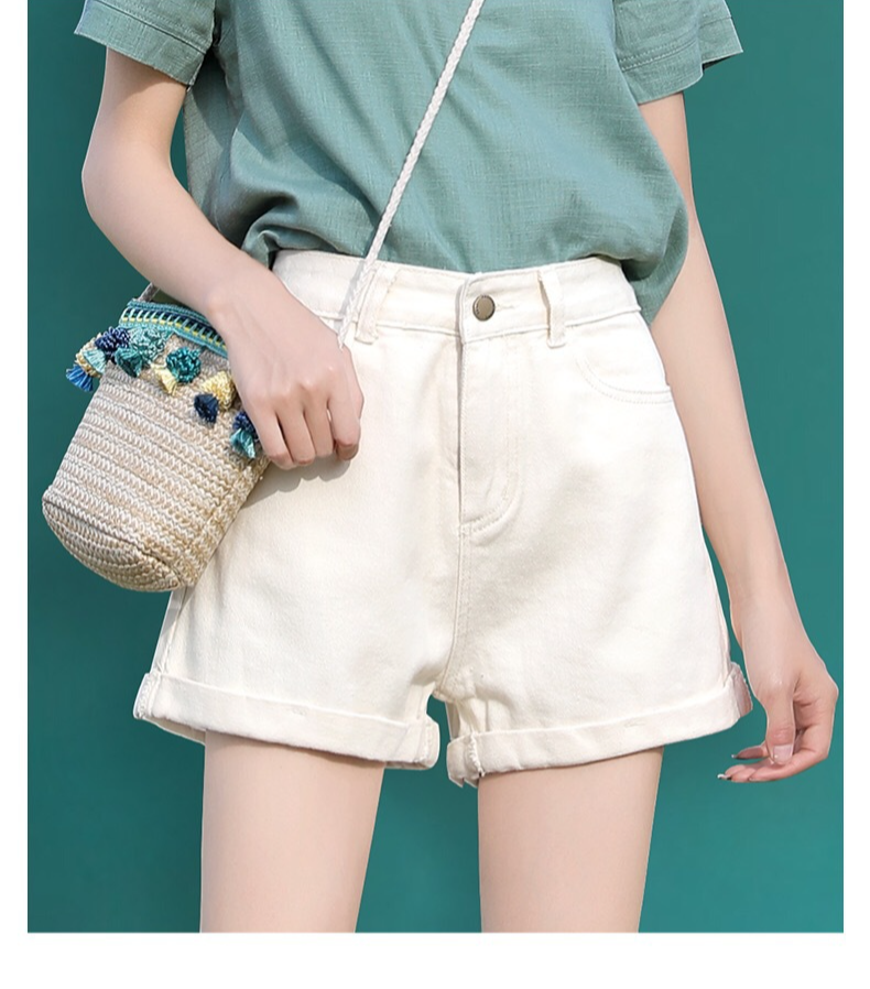 ハイウエストデザインで脚長効果のあるデニムショーツ