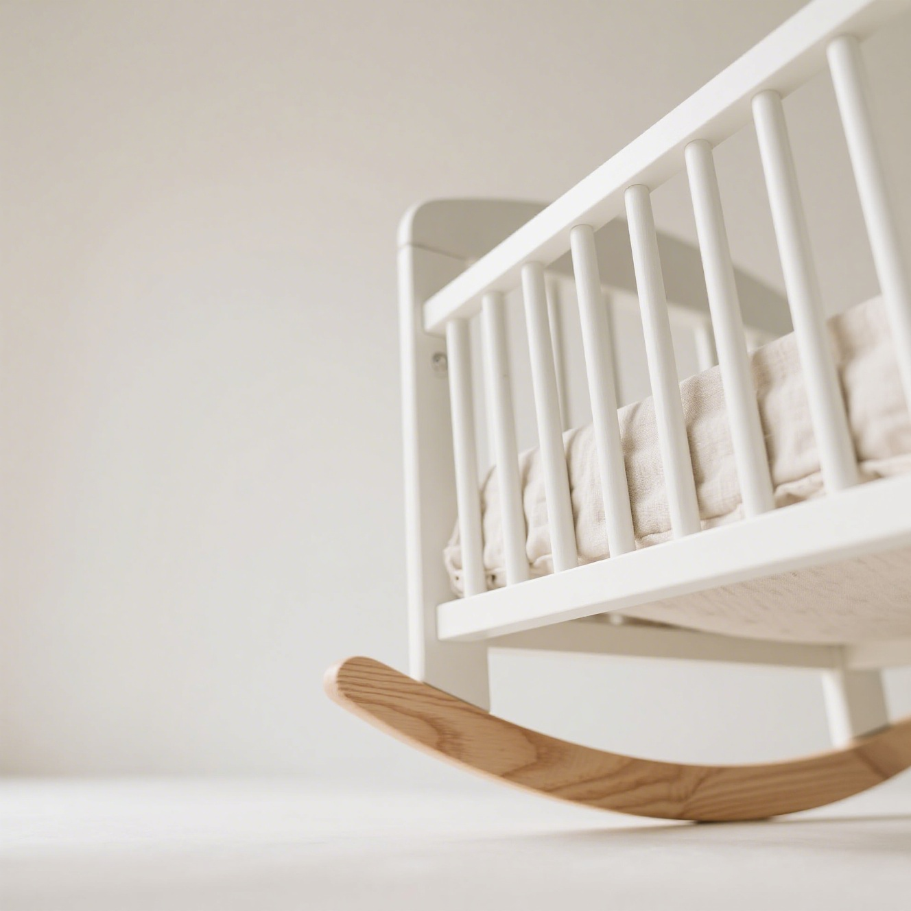 dřevěnou postýlku