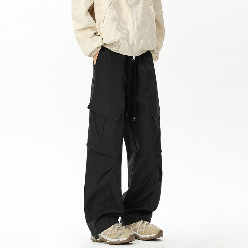 Detalle de tela resistente al agua en pantalones laborales