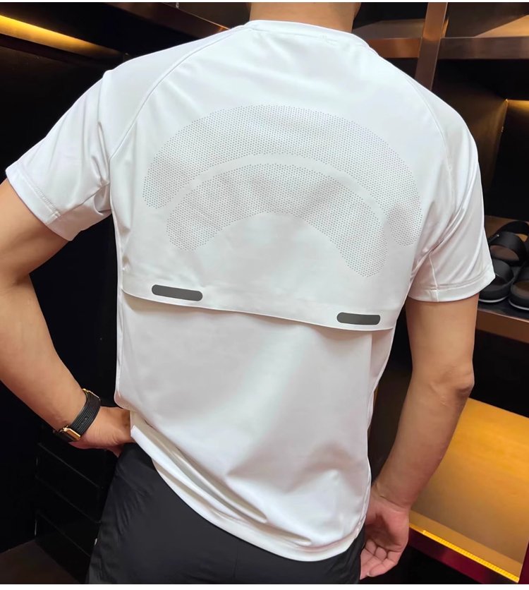 スポーツにも最適なアイスシルクTシャツ 着用イメージ