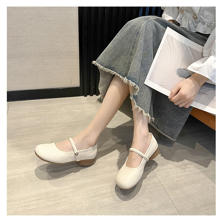 優しいラウンドトゥの女性の小さな革靴 春のイブニングシューズ 優しいメリージェーンシューズ スカート付き 優しい丸いつま先の小さな革のイブニング・シューズとスカート