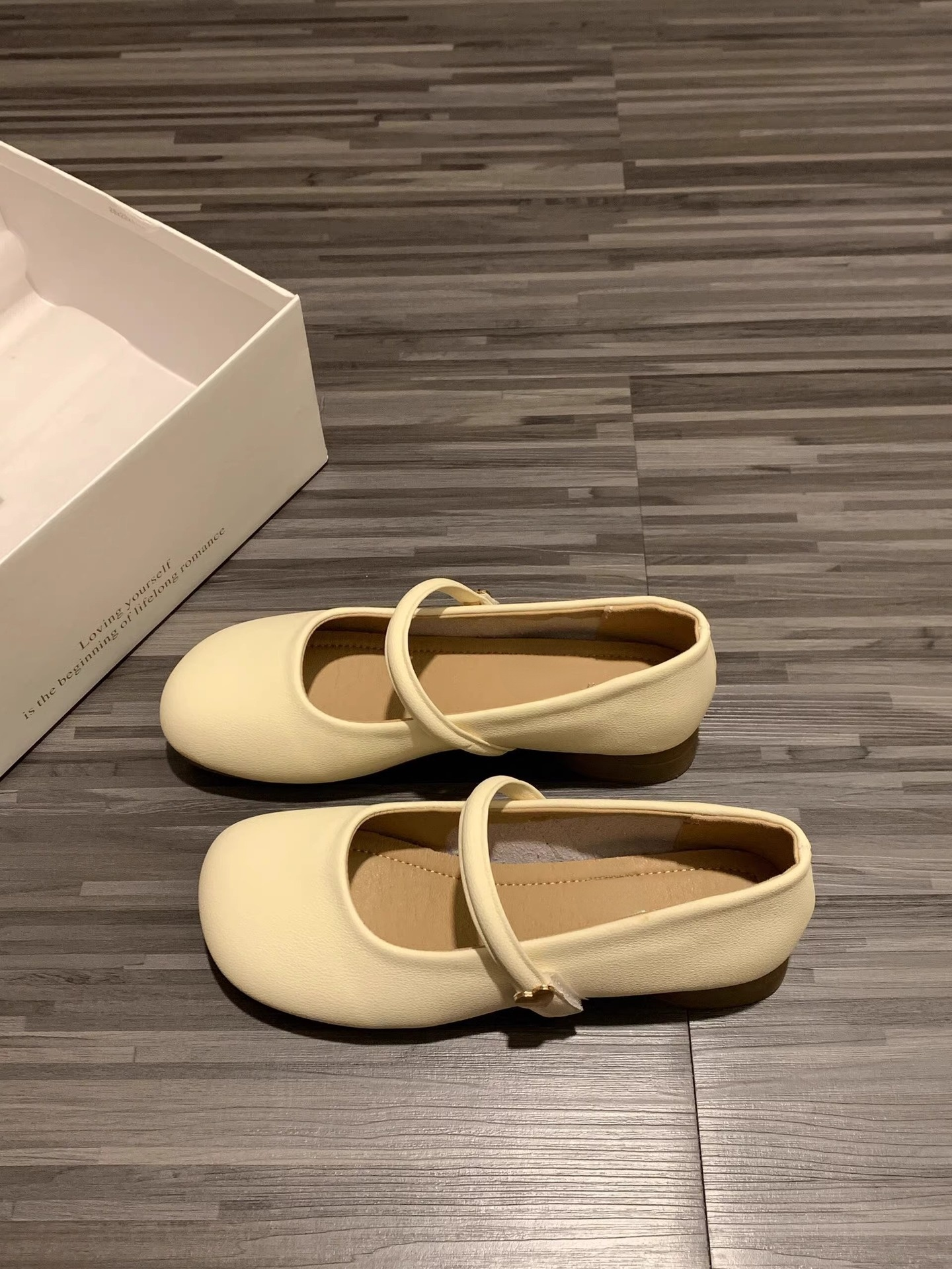 スカートに合う上品なイブニングシューズ