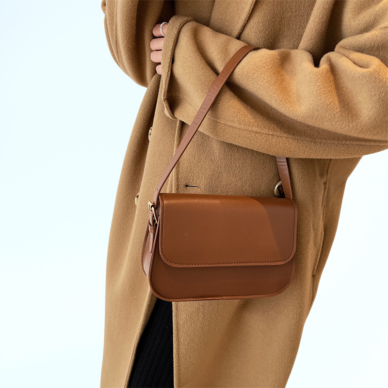 กระเป๋าใบเล็กสไตล์ย้อนยุคที่มีลวดลายของคนดังทางอินเทอร์เน็ต