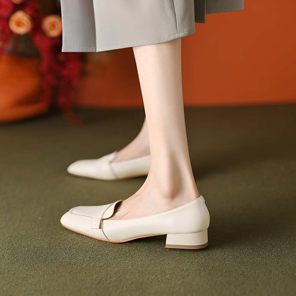 バックル装飾がポイントのローファー詳細