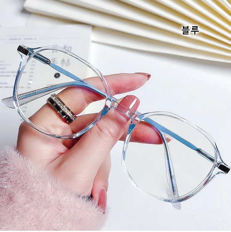 남성이 블루라이트 차단 안경을 쓰고 컴퓨터 작업하는 장면