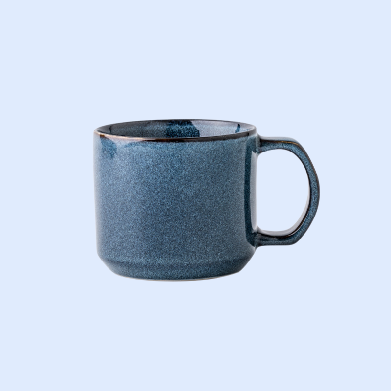 高価な陶器カップ
