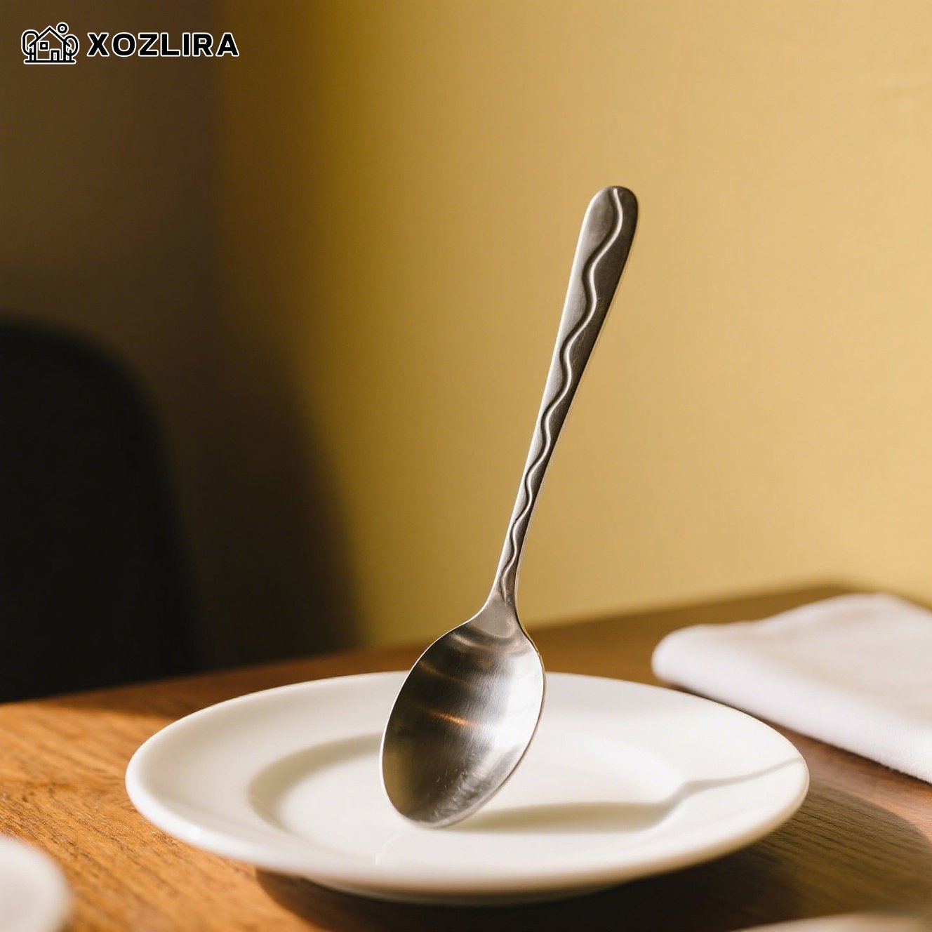 세련된 디자인의 두꺼운 수프 스푼