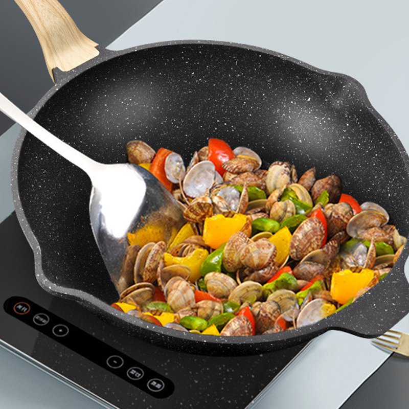 Multifunkční pánev s nepřilnavou dřevěnou rukojetí