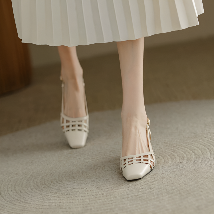 美脚効果のある編み込みミュールサンダル