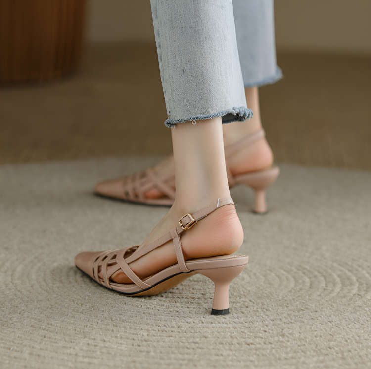 足元を美しく見せるミュール