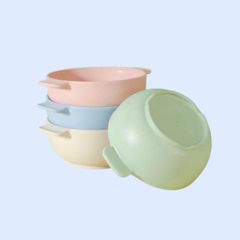 손잡이 두 개가 달린 밀짚 그릇