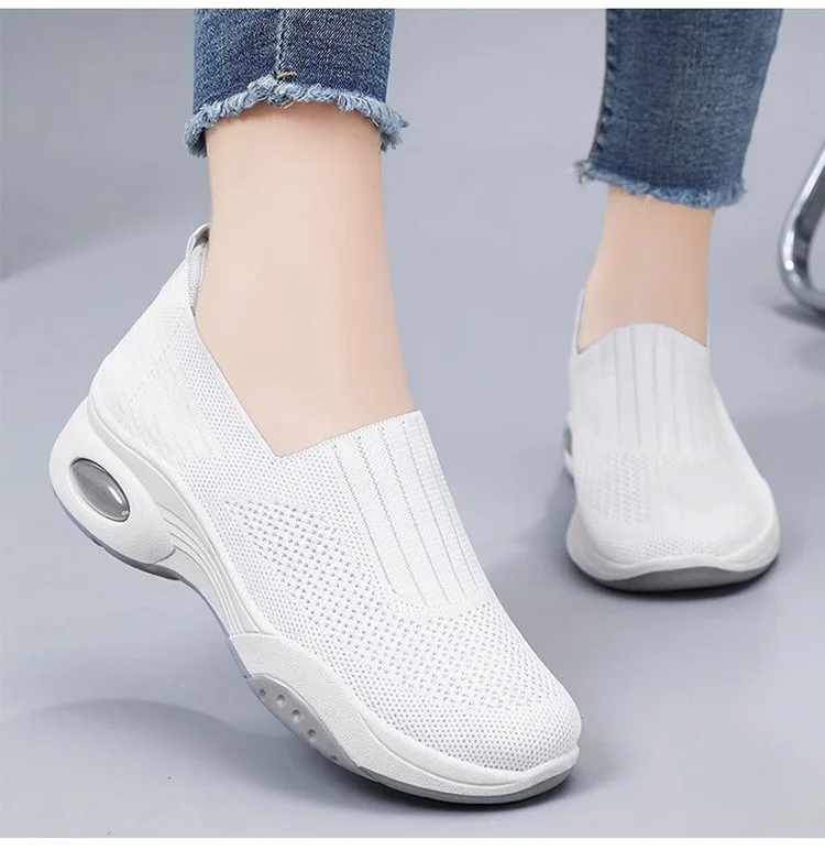 일상 코디에 어울리는 여성 운동화 착용 예시