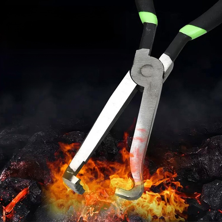 공구함 속 전선 절단 플라이어 디테일