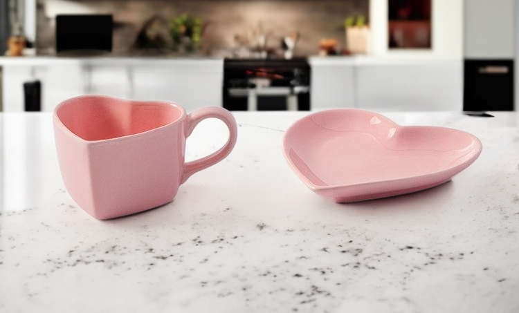 접시 위에 놓인 러브 커피잔