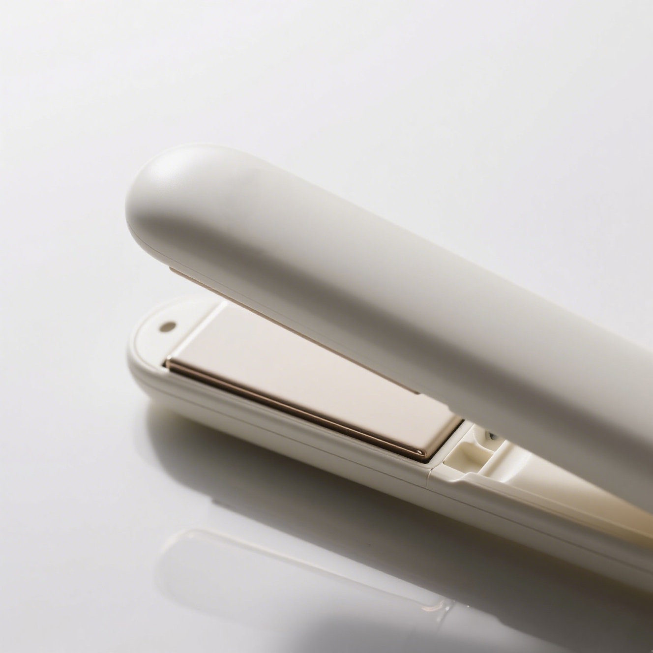 Kompaktní elektrická žehlička na vlasy v mléčné bílé