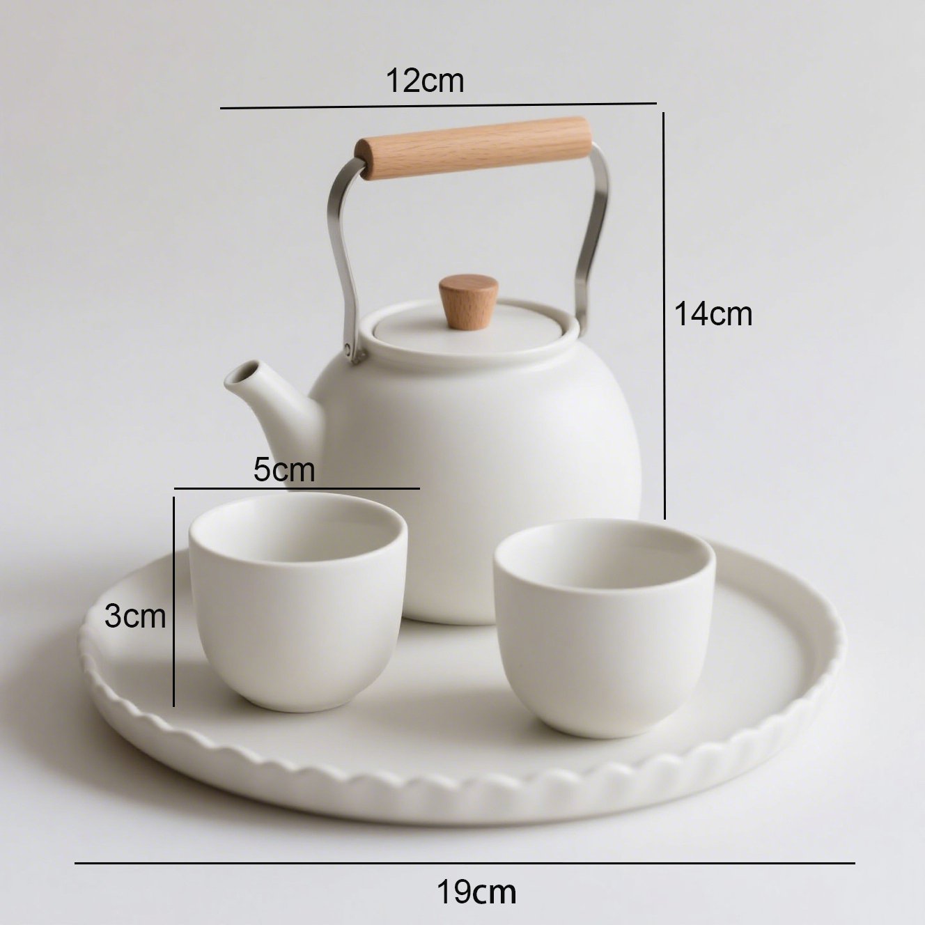 Luxusní bílý porcelánový set připravený k servírování čaje