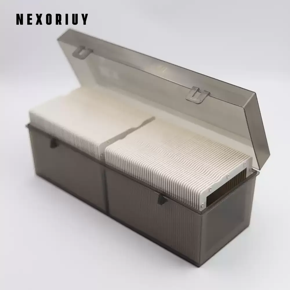 フィルムネガクリップでフィルムをしっかり固定する様子