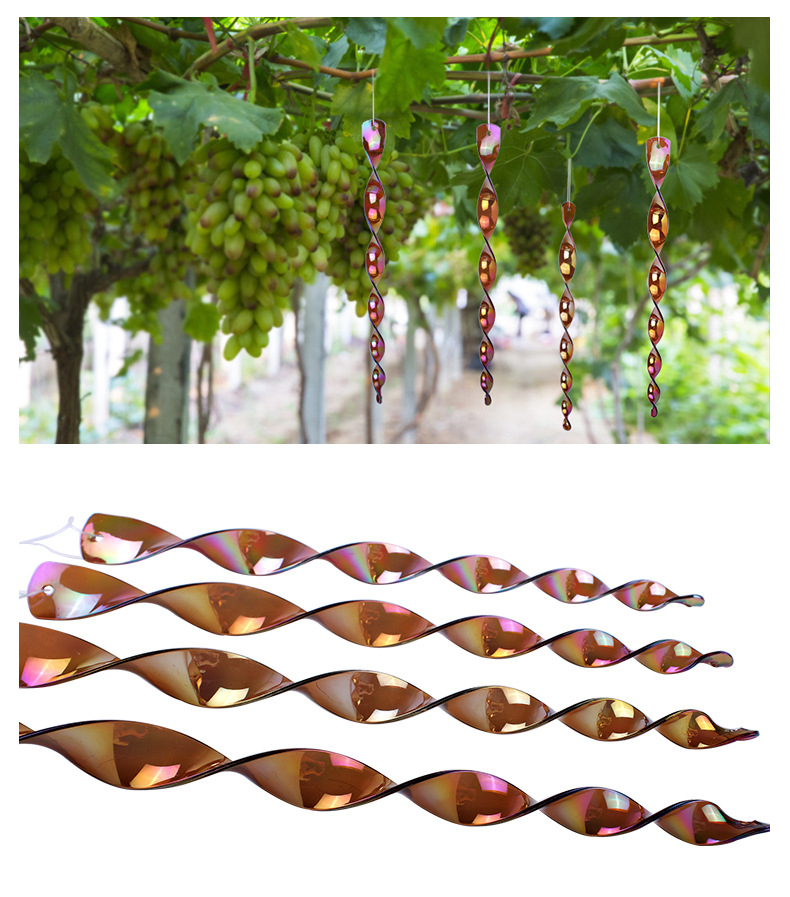 정원 울타리에 설치된 바람 회전 방조기