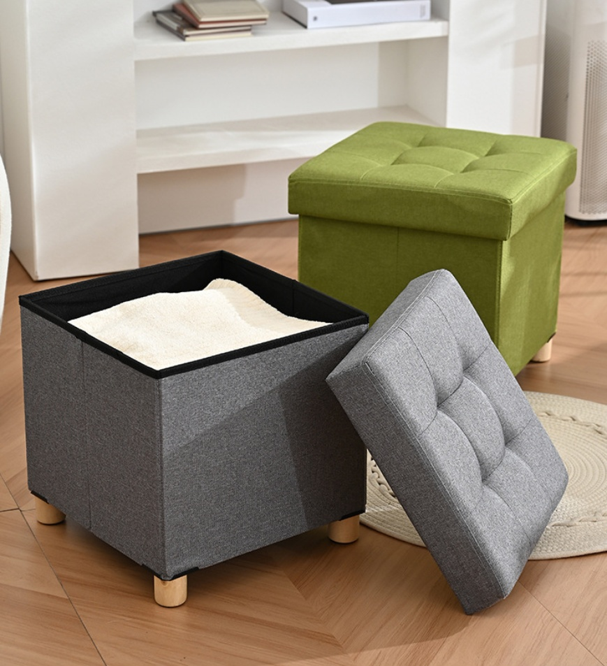 収納ボックスに物を入れる様子