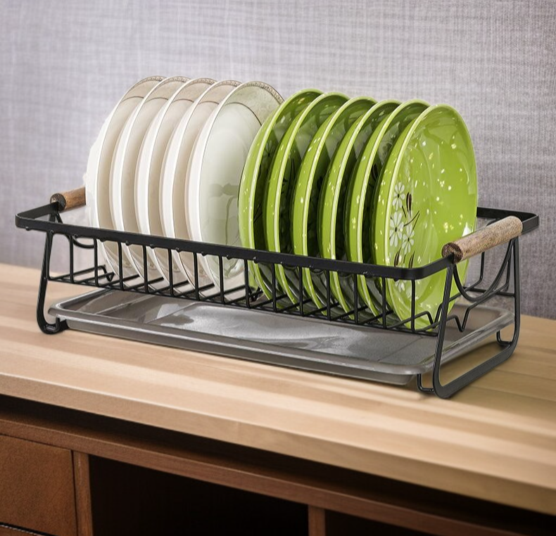 주방 테이블 위 그릇 진열대