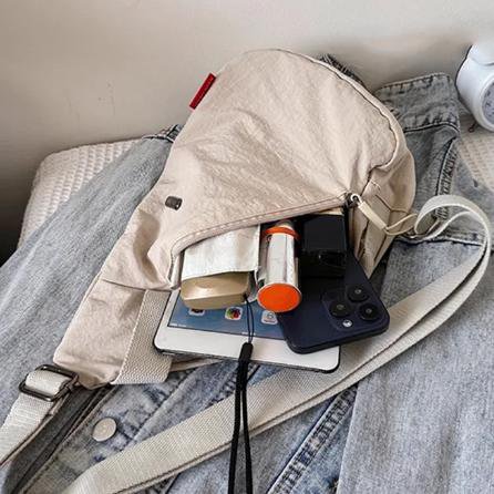 シンプルで軽量なショルダーバッグ