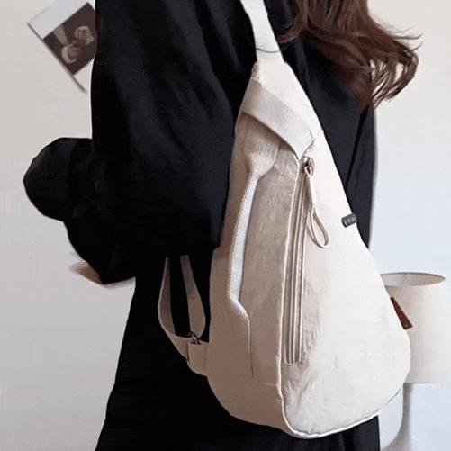 シンプルで軽量なショルダーバッグ