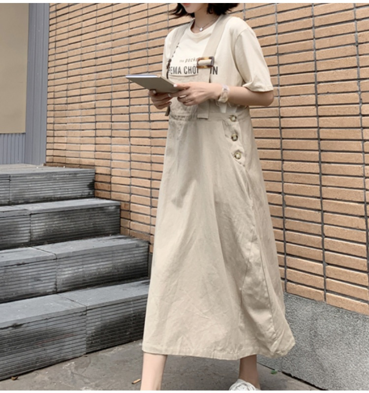 夏にぴったりなキャミワンピ屋外着用シーン