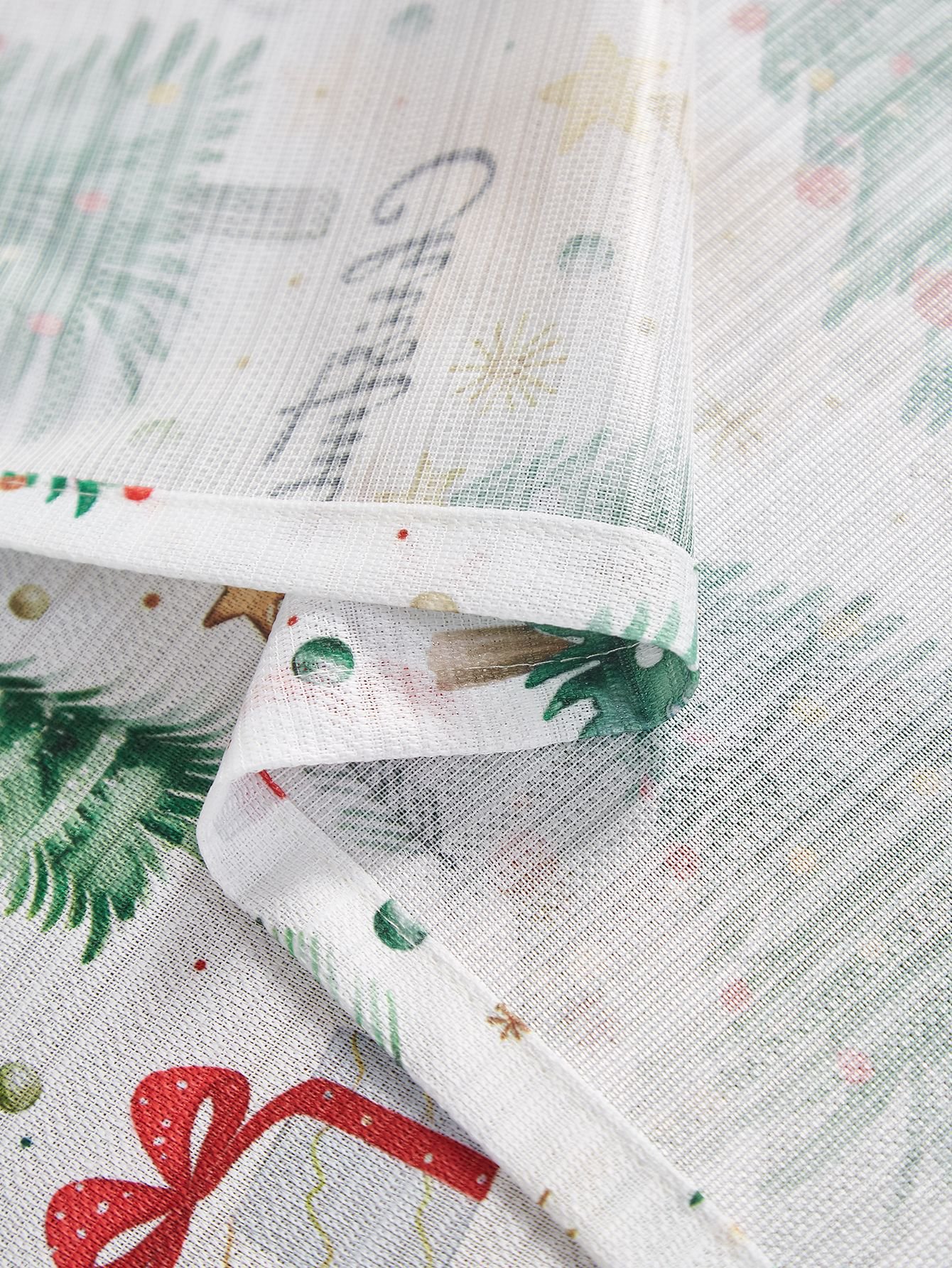 행사용 테이블에 펼쳐진 파티 식탁보