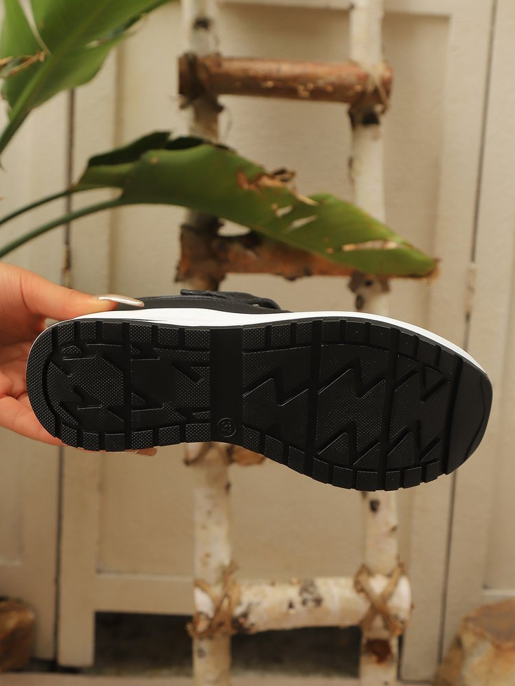 송편 스타일 펀칭 샌들 클로즈업