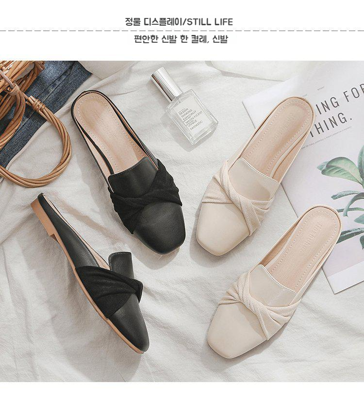 여성용 굽 없는 샌들 착용 예시