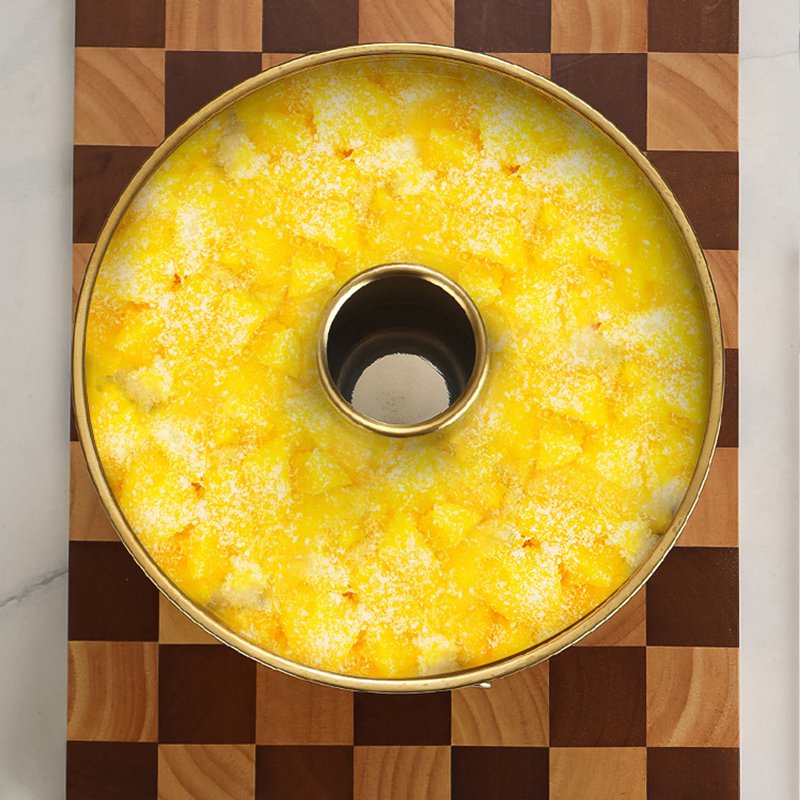 Über rotglühliches eis aus edelstahl, goldene eiscreme-ablage