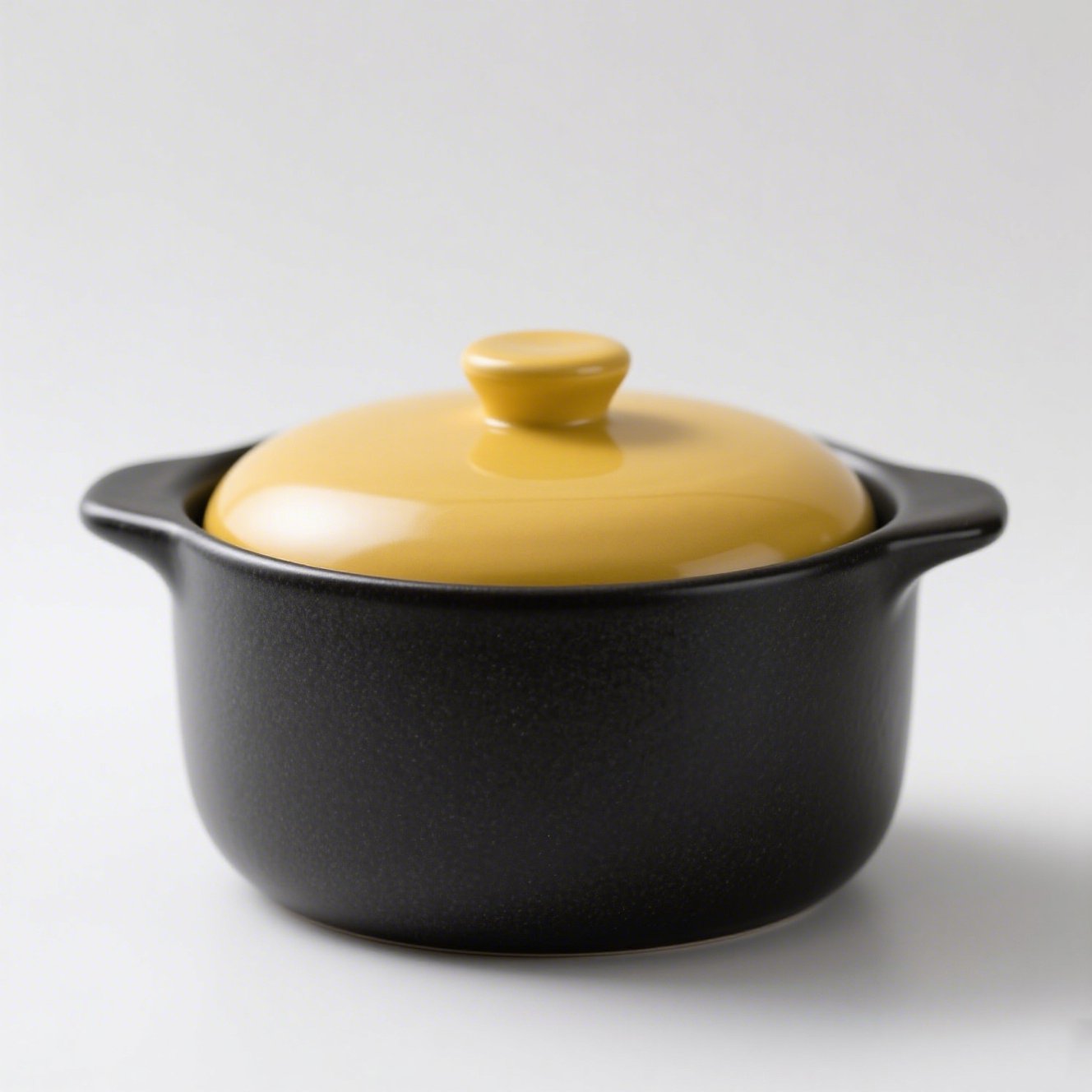 Tradiční keramický hrnec na vaření polévky