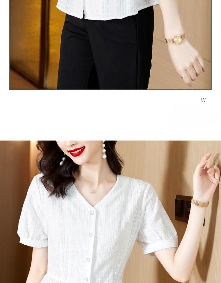 여성 중년 데일리룩 블라우스 착용샷