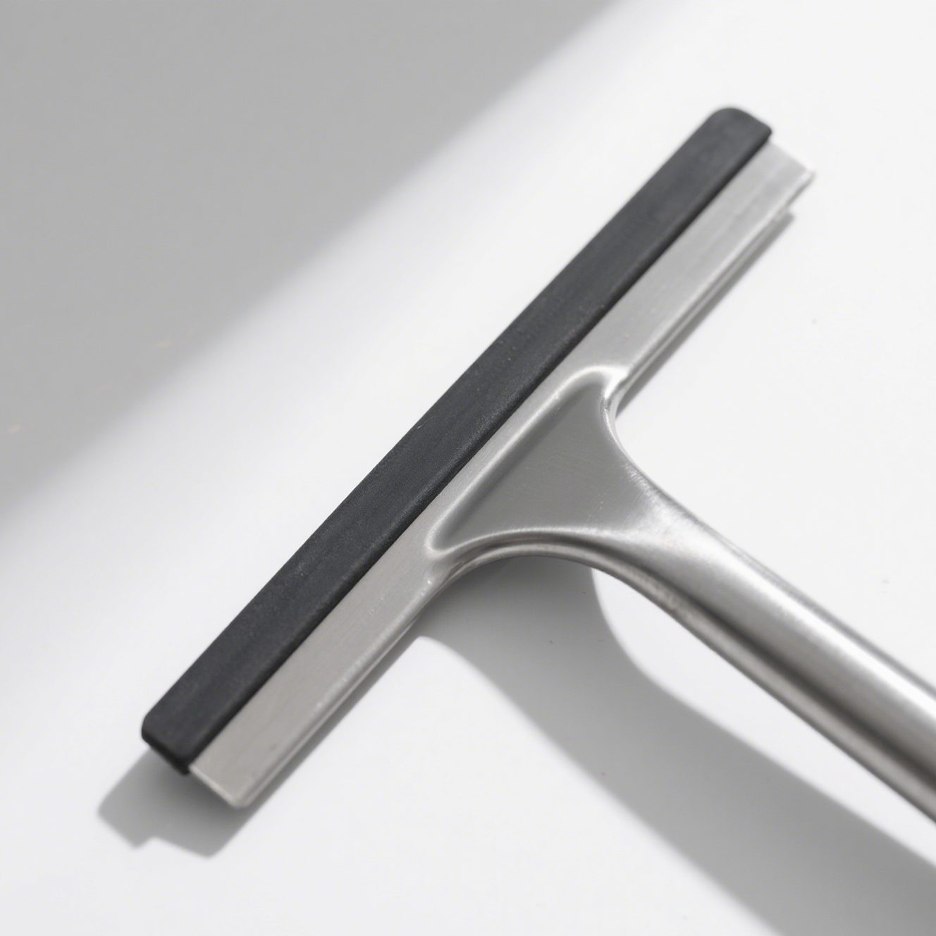 ガラスの汚れを簡単に落とすスクレーパーの使い方