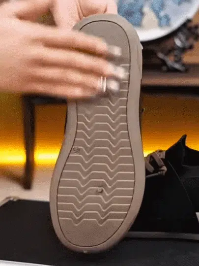 حذاء كاجوال من الجلد الناعم مع نعل ناعم ومرن