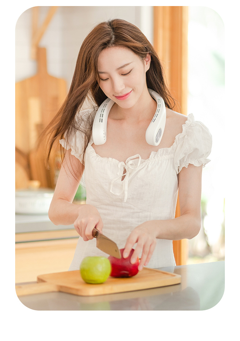 学生が首にかけて使っているネックファンの写真