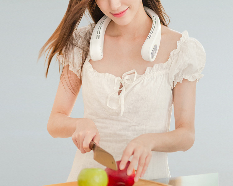 学生が首にかけて使っているネックファンの写真