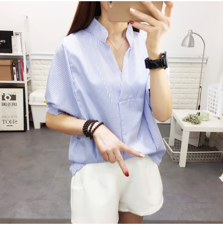 上品なカラーのレディースブラウス