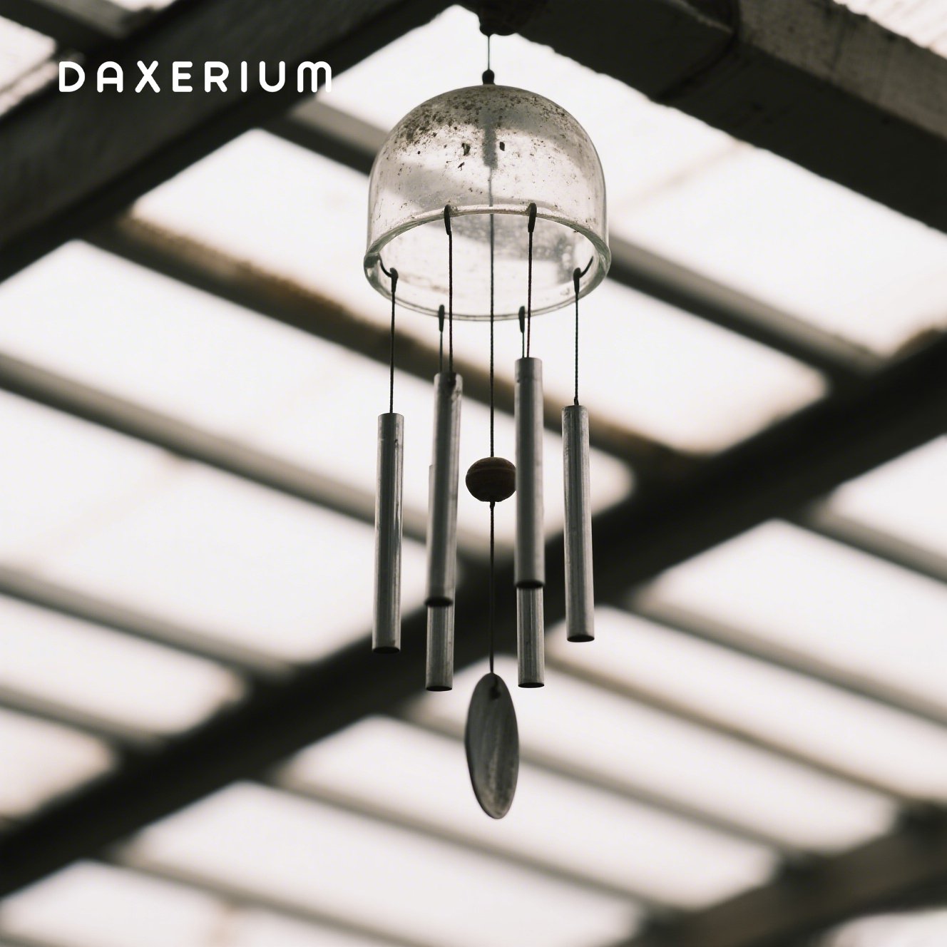 玄関に飾られた風鈴のインテリア例